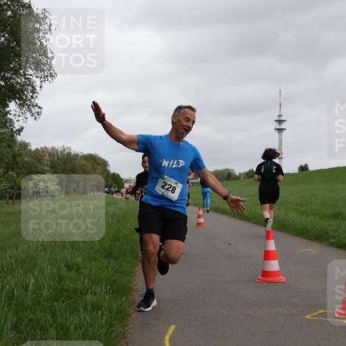 04.05.2025 - 8. Wedeler Halbmarathon Yannick Fuchs http://msf.ph/oto/7827869 04.05.2025 11:15:32 Laufen 228 meine-sportfotos.de
