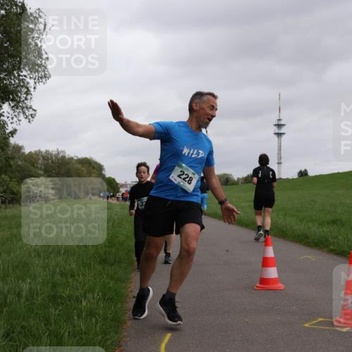 04.05.2025 - 8. Wedeler Halbmarathon Yannick Fuchs http://msf.ph/oto/7827877 04.05.2025 11:15:32 Laufen 154, 228 meine-sportfotos.de