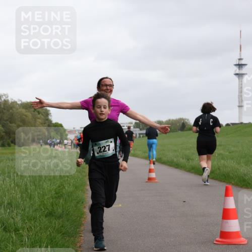 04.05.2025 - 8. Wedeler Halbmarathon Yannick Fuchs http://msf.ph/oto/7827890 04.05.2025 11:15:33 Laufen 227 meine-sportfotos.de