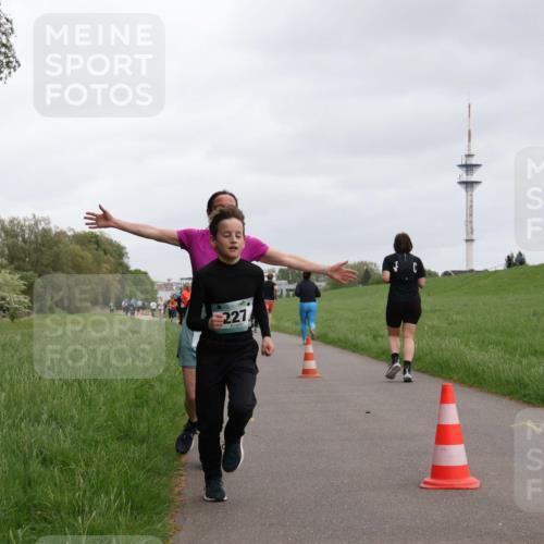 04.05.2025 - 8. Wedeler Halbmarathon Yannick Fuchs http://msf.ph/oto/7827897 04.05.2025 11:15:33 Laufen 227 meine-sportfotos.de