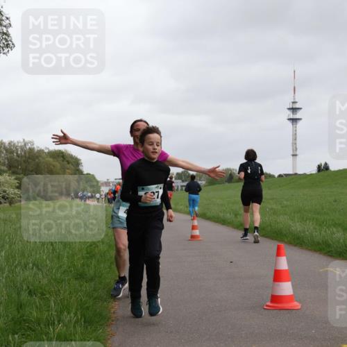 04.05.2025 - 8. Wedeler Halbmarathon Yannick Fuchs http://msf.ph/oto/7827901 04.05.2025 11:15:33 Laufen 27 meine-sportfotos.de