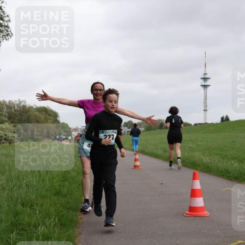 04.05.2025 - 8. Wedeler Halbmarathon Yannick Fuchs http://msf.ph/oto/7827905 04.05.2025 11:15:33 Laufen 48, 227 meine-sportfotos.de