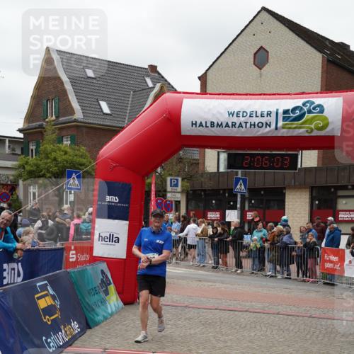 04.05.2025 - 8. Wedeler Halbmarathon Felixshl http://msf.ph/oto/7827913 04.05.2025 12:06:01 Ziel 469, 958 meine-sportfotos.de