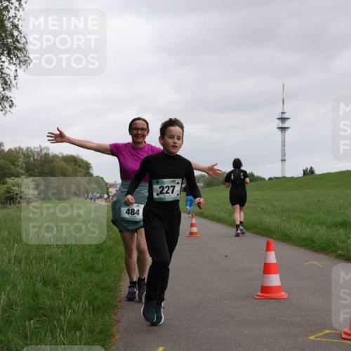 04.05.2025 - 8. Wedeler Halbmarathon Yannick Fuchs http://msf.ph/oto/7827921 04.05.2025 11:15:33 Laufen 484, 227 meine-sportfotos.de