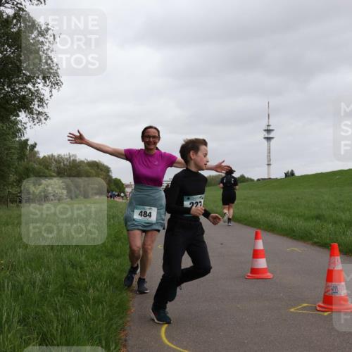 04.05.2025 - 8. Wedeler Halbmarathon Yannick Fuchs http://msf.ph/oto/7827938 04.05.2025 11:15:34 Laufen 484, 227 meine-sportfotos.de