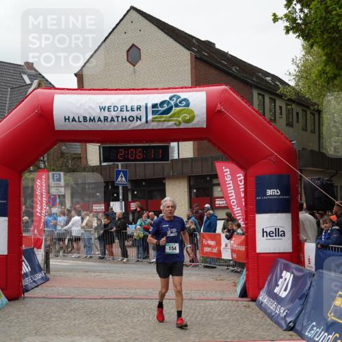 04.05.2025 - 8. Wedeler Halbmarathon Felixshl http://msf.ph/oto/7828102 04.05.2025 12:06:09 Ziel 154, 445 meine-sportfotos.de