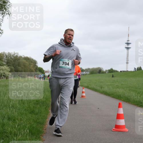 04.05.2025 - 8. Wedeler Halbmarathon Yannick Fuchs http://msf.ph/oto/7828118 04.05.2025 11:15:46 Laufen 704, 783 meine-sportfotos.de