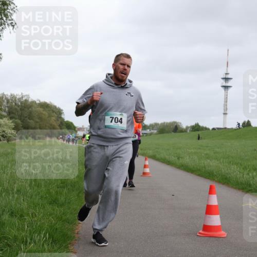 04.05.2025 - 8. Wedeler Halbmarathon Yannick Fuchs http://msf.ph/oto/7828121 04.05.2025 11:15:46 Laufen 704, 3 meine-sportfotos.de