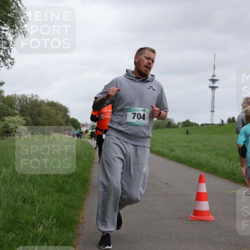 04.05.2025 - 8. Wedeler Halbmarathon Yannick Fuchs http://msf.ph/oto/7828143 04.05.2025 11:15:46 Laufen 704, 040185, 03, 02, 22, 6 meine-sportfotos.de