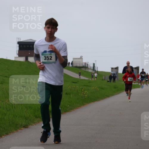 04.05.2025 - 8. Wedeler Halbmarathon Yannick Fuchs http://msf.ph/oto/7828483 04.05.2025 11:16:06 Laufen 352, 509 meine-sportfotos.de