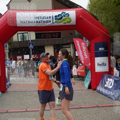04.05.2025 - 8. Wedeler Halbmarathon Felixshl http://msf.ph/oto/7828580 04.05.2025 12:06:40 Ziel 192, 195, 554 meine-sportfotos.de