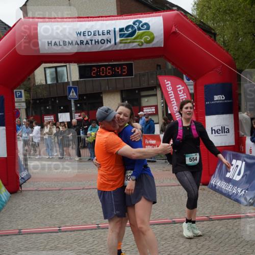 04.05.2025 - 8. Wedeler Halbmarathon Felixshl http://msf.ph/oto/7828615 04.05.2025 12:06:41 Ziel 192, 195, 554 meine-sportfotos.de