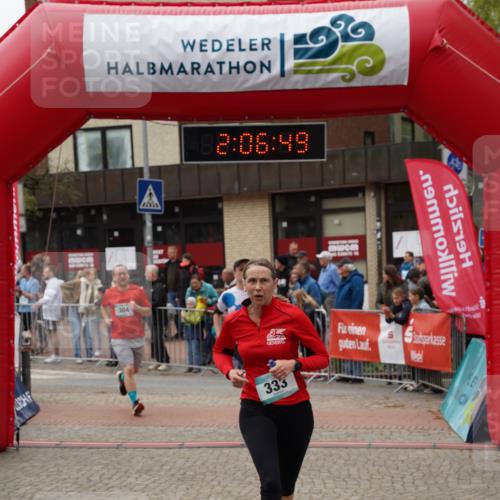 04.05.2025 - 8. Wedeler Halbmarathon Felixshl http://msf.ph/oto/7828704 04.05.2025 12:06:47 Ziel 304, 329, 333 meine-sportfotos.de