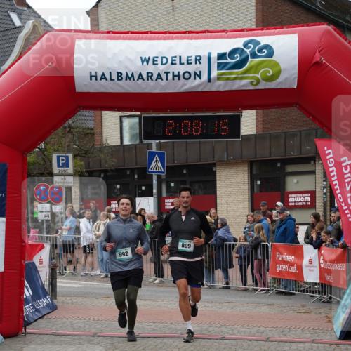 04.05.2025 - 8. Wedeler Halbmarathon Felixshl http://msf.ph/oto/7829323 04.05.2025 12:08:12 Ziel 809, 992 meine-sportfotos.de