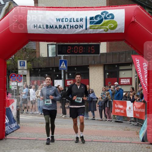 04.05.2025 - 8. Wedeler Halbmarathon Felixshl http://msf.ph/oto/7829331 04.05.2025 12:08:13 Ziel 809, 992 meine-sportfotos.de