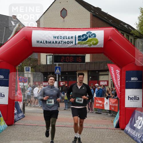 04.05.2025 - 8. Wedeler Halbmarathon Felixshl http://msf.ph/oto/7829340 04.05.2025 12:08:14 Ziel 809, 992 meine-sportfotos.de