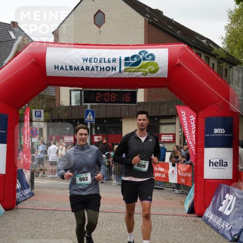 04.05.2025 - 8. Wedeler Halbmarathon Felixshl http://msf.ph/oto/7829359 04.05.2025 12:08:14 Ziel 809, 992 meine-sportfotos.de