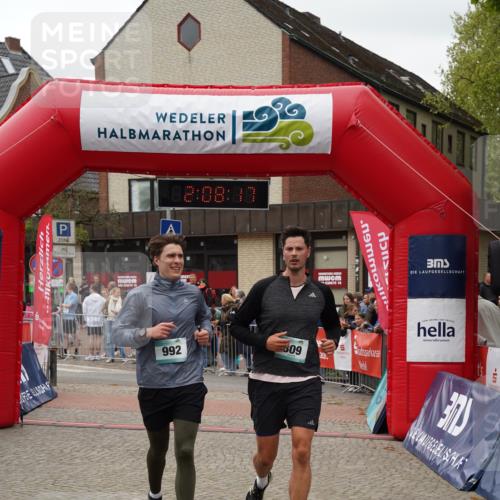 04.05.2025 - 8. Wedeler Halbmarathon Felixshl http://msf.ph/oto/7829366 04.05.2025 12:08:15 Ziel 809, 992 meine-sportfotos.de