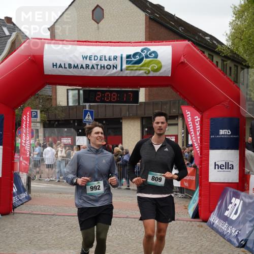 04.05.2025 - 8. Wedeler Halbmarathon Felixshl http://msf.ph/oto/7829373 04.05.2025 12:08:15 Ziel 809, 992 meine-sportfotos.de