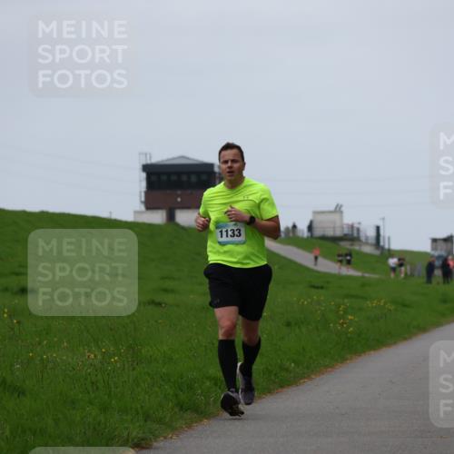 04.05.2025 - 8. Wedeler Halbmarathon Yannick Fuchs http://msf.ph/oto/7829848 04.05.2025 11:18:16 Laufen 1133 meine-sportfotos.de