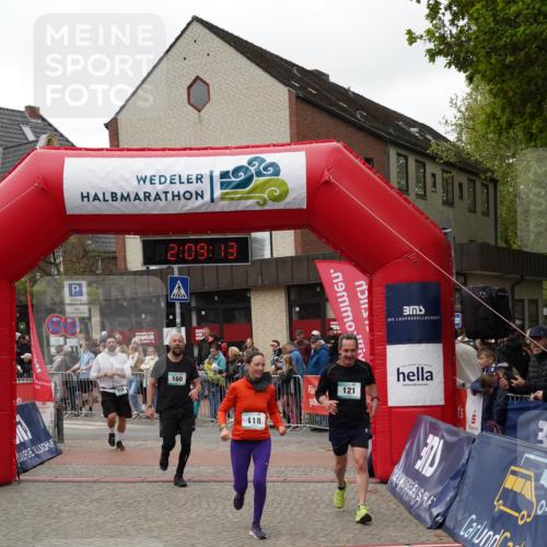 04.05.2025 - 8. Wedeler Halbmarathon Felixshl http://msf.ph/oto/7829876 04.05.2025 12:09:11 Ziel 118, 121, 160, 238 meine-sportfotos.de