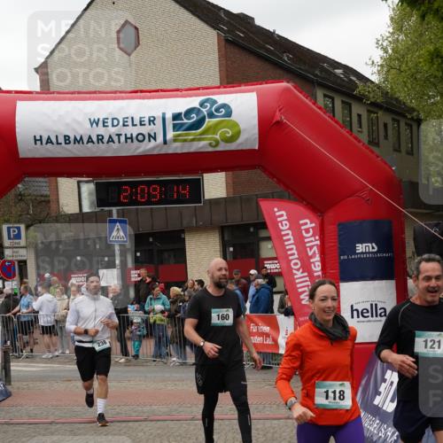 04.05.2025 - 8. Wedeler Halbmarathon Felixshl http://msf.ph/oto/7829908 04.05.2025 12:09:12 Ziel 118, 121, 160, 238 meine-sportfotos.de