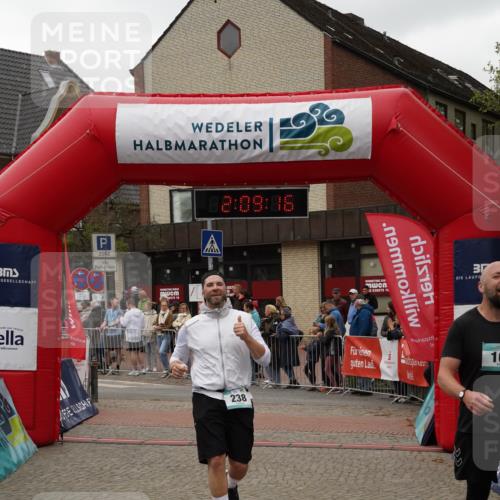04.05.2025 - 8. Wedeler Halbmarathon Felixshl http://msf.ph/oto/7829943 04.05.2025 12:09:14 Ziel 118, 121, 160, 238 meine-sportfotos.de