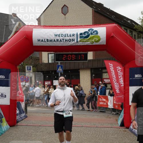 04.05.2025 - 8. Wedeler Halbmarathon Felixshl http://msf.ph/oto/7829952 04.05.2025 12:09:14 Ziel 118, 121, 160, 238 meine-sportfotos.de
