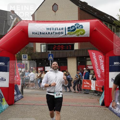 04.05.2025 - 8. Wedeler Halbmarathon Felixshl http://msf.ph/oto/7829960 04.05.2025 12:09:15 Ziel 118, 121, 160, 238 meine-sportfotos.de