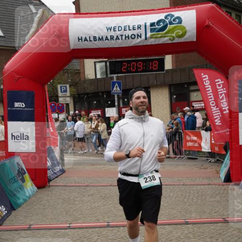 04.05.2025 - 8. Wedeler Halbmarathon Felixshl http://msf.ph/oto/7830004 04.05.2025 12:09:15 Ziel 118, 121, 160, 238 meine-sportfotos.de
