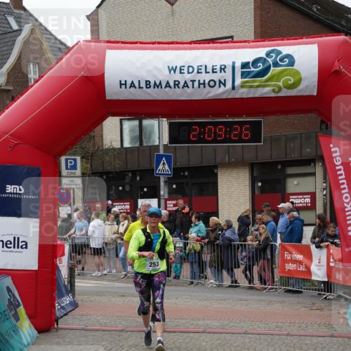 04.05.2025 - 8. Wedeler Halbmarathon Felixshl http://msf.ph/oto/7830020 04.05.2025 12:09:24 Ziel 36, 253 meine-sportfotos.de
