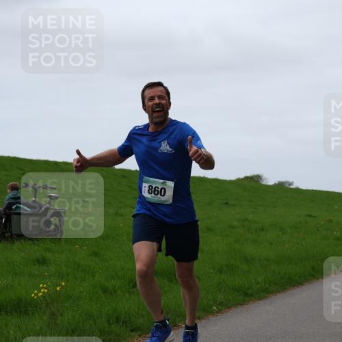 04.05.2025 - 8. Wedeler Halbmarathon Yannick Fuchs http://msf.ph/oto/7830077 04.05.2025 11:18:44 Laufen 860, 798 meine-sportfotos.de