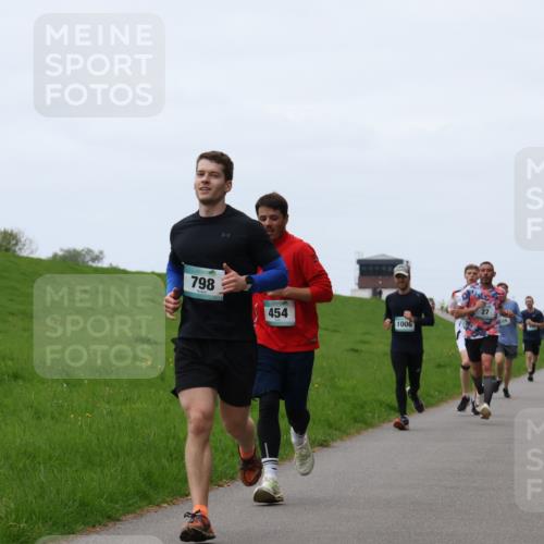 04.05.2025 - 8. Wedeler Halbmarathon Yannick Fuchs http://msf.ph/oto/7830105 04.05.2025 11:18:45 Laufen 798, 454, 1006, 59 meine-sportfotos.de