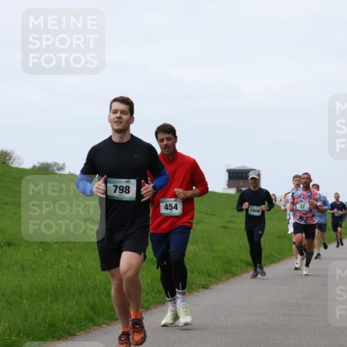04.05.2025 - 8. Wedeler Halbmarathon Yannick Fuchs http://msf.ph/oto/7830111 04.05.2025 11:18:45 Laufen 798, 454, 1006, 27 meine-sportfotos.de