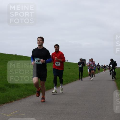 04.05.2025 - 8. Wedeler Halbmarathon Yannick Fuchs http://msf.ph/oto/7830140 04.05.2025 11:18:46 Laufen 798, 454 meine-sportfotos.de