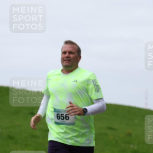 04.05.2025 - 8. Wedeler Halbmarathon Yannick Fuchs http://msf.ph/oto/7830419 04.05.2025 11:19:07 Laufen 656 meine-sportfotos.de