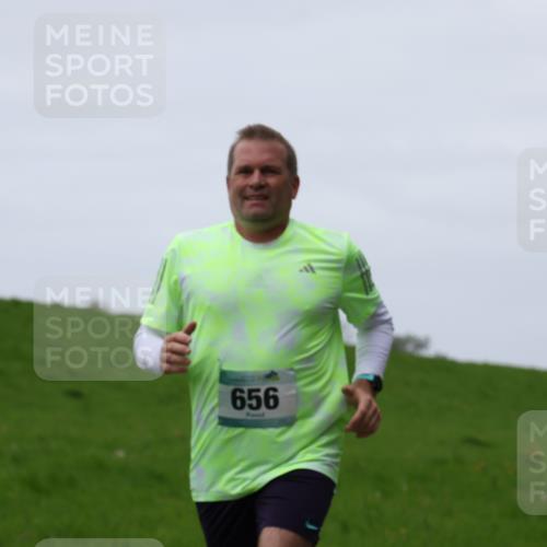 04.05.2025 - 8. Wedeler Halbmarathon Yannick Fuchs http://msf.ph/oto/7830429 04.05.2025 11:19:07 Laufen 656 meine-sportfotos.de