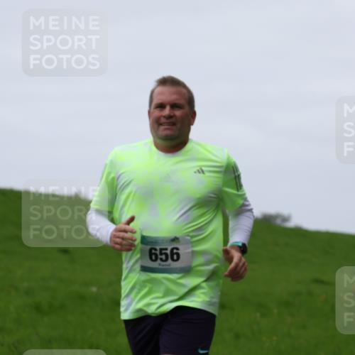 04.05.2025 - 8. Wedeler Halbmarathon Yannick Fuchs http://msf.ph/oto/7830431 04.05.2025 11:19:07 Laufen 656 meine-sportfotos.de