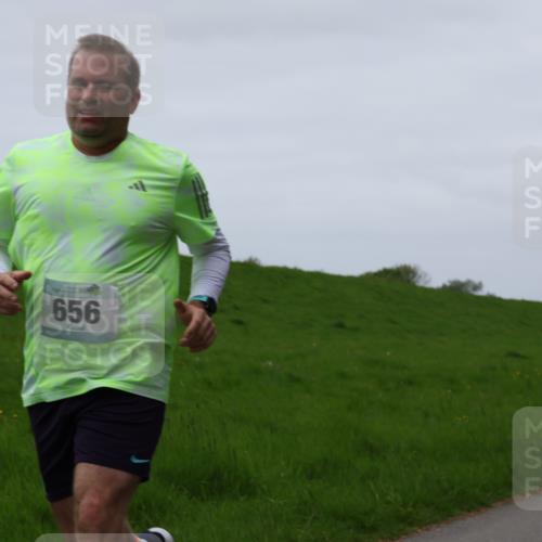 04.05.2025 - 8. Wedeler Halbmarathon Yannick Fuchs http://msf.ph/oto/7830448 04.05.2025 11:19:08 Laufen 656 meine-sportfotos.de