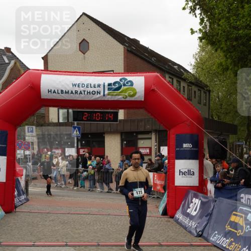 04.05.2025 - 8. Wedeler Halbmarathon Felixshl http://msf.ph/oto/7830519 04.05.2025 12:10:12 Ziel 173, 179 meine-sportfotos.de