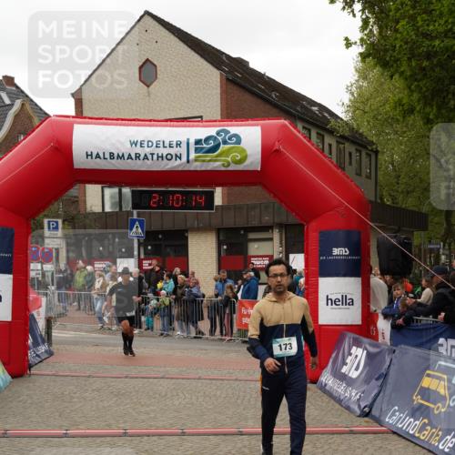 04.05.2025 - 8. Wedeler Halbmarathon Felixshl http://msf.ph/oto/7830560 04.05.2025 12:10:12 Ziel 173, 179 meine-sportfotos.de