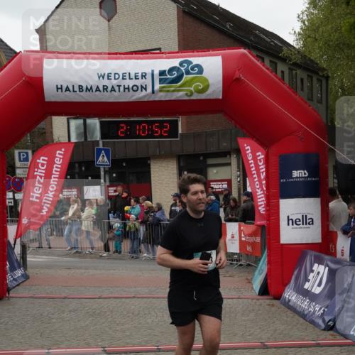04.05.2025 - 8. Wedeler Halbmarathon Felixshl http://msf.ph/oto/7830918 04.05.2025 12:10:50 Ziel 503, 1112 meine-sportfotos.de