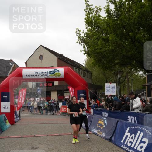 04.05.2025 - 8. Wedeler Halbmarathon Felixshl http://msf.ph/oto/7831029 04.05.2025 12:10:56 Ziel 807, 1112, 1115 meine-sportfotos.de