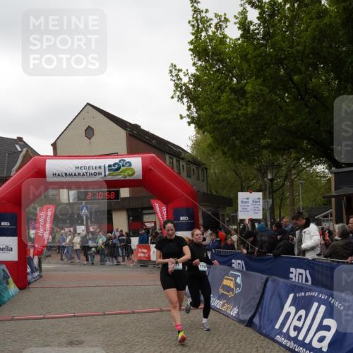 04.05.2025 - 8. Wedeler Halbmarathon Felixshl http://msf.ph/oto/7831041 04.05.2025 12:10:56 Ziel 807, 1112, 1115 meine-sportfotos.de