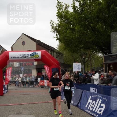 04.05.2025 - 8. Wedeler Halbmarathon Felixshl http://msf.ph/oto/7831061 04.05.2025 12:10:57 Ziel 807, 1112, 1115 meine-sportfotos.de