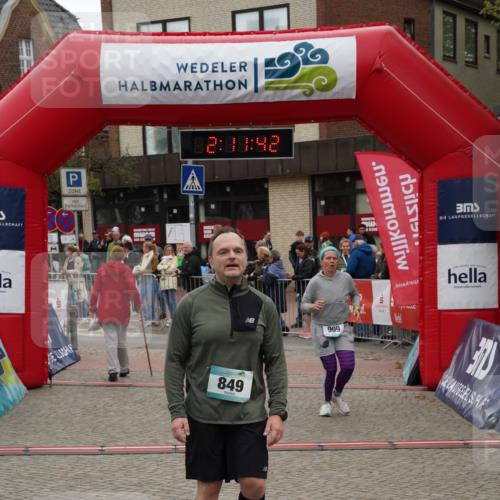 04.05.2025 - 8. Wedeler Halbmarathon Felixshl http://msf.ph/oto/7831243 04.05.2025 12:11:39 Ziel 849, 909 meine-sportfotos.de