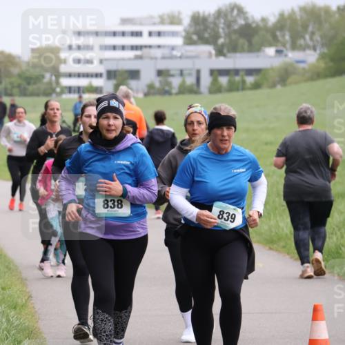 04.05.2025 - 8. Wedeler Halbmarathon Yannick Fuchs http://msf.ph/oto/7831416 04.05.2025 11:20:17 Laufen 838, 839 meine-sportfotos.de