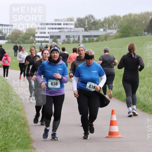 04.05.2025 - 8. Wedeler Halbmarathon Yannick Fuchs http://msf.ph/oto/7831440 04.05.2025 11:20:17 Laufen 838, 839 meine-sportfotos.de