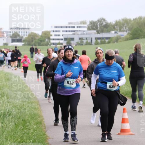 04.05.2025 - 8. Wedeler Halbmarathon Yannick Fuchs http://msf.ph/oto/7831447 04.05.2025 11:20:18 Laufen 838, 839 meine-sportfotos.de
