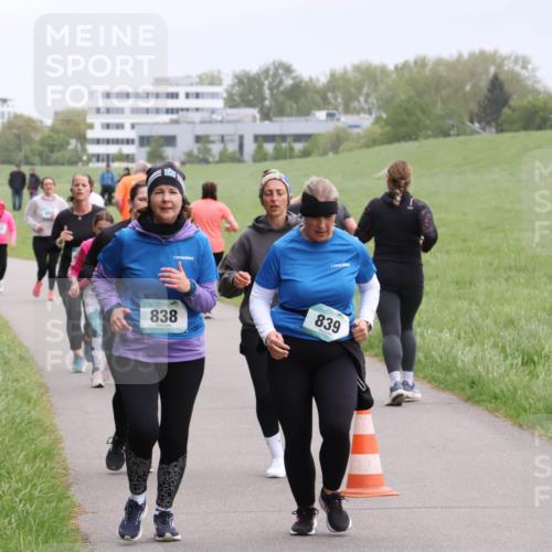 04.05.2025 - 8. Wedeler Halbmarathon Yannick Fuchs http://msf.ph/oto/7831461 04.05.2025 11:20:18 Laufen 838, 839 meine-sportfotos.de